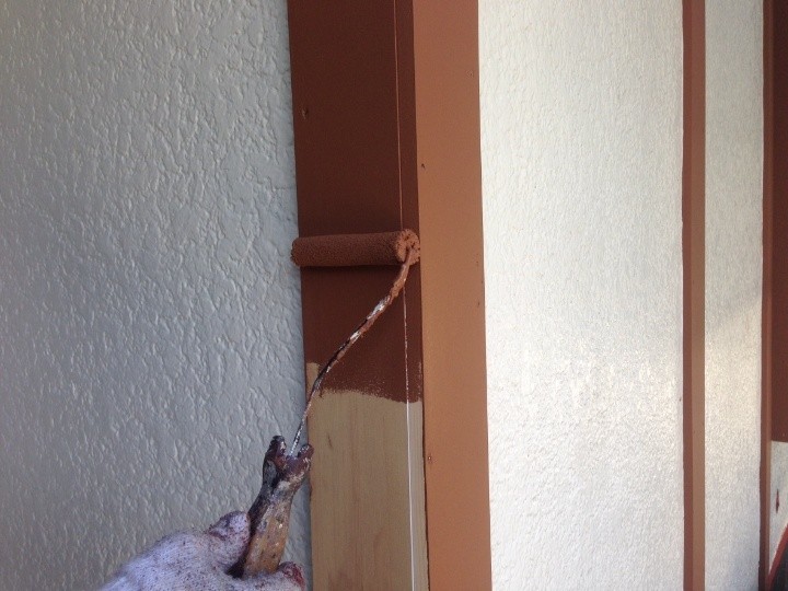 化粧板に「IPグロス破風羽目板用ウレタン」を2回塗布