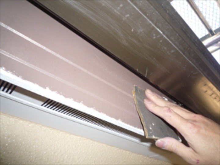 サンドペーパーで付帯部を下地処理