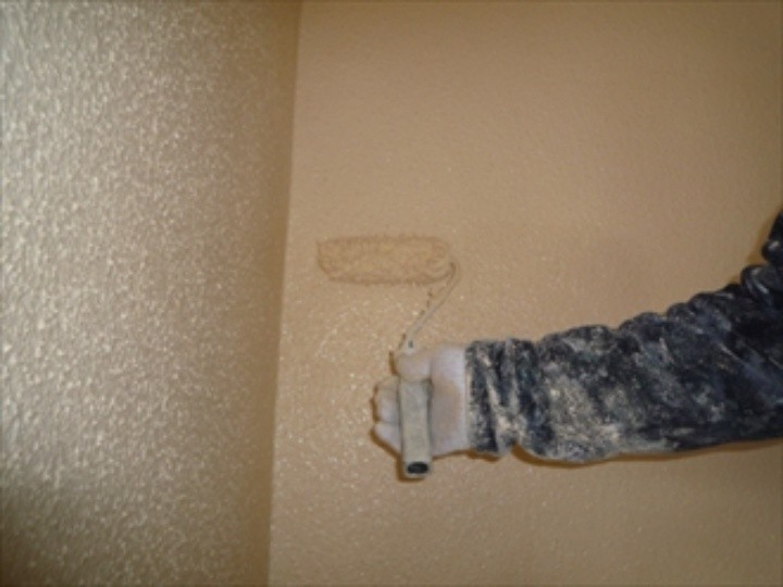 外壁に上塗りする作業工程