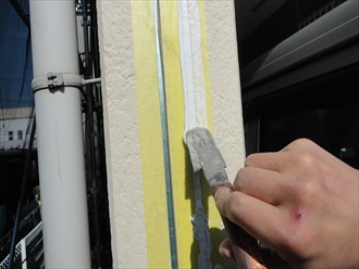 コーキングをヘラで整える