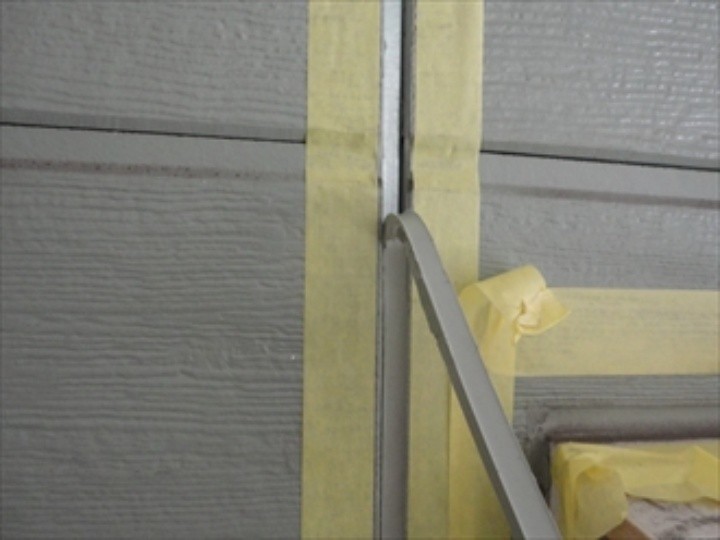 コーキング材を撤去する風景