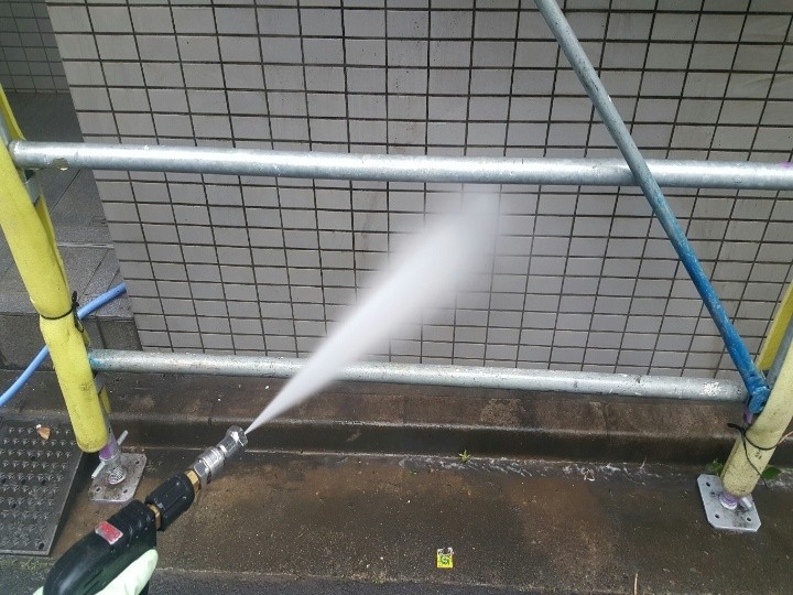 タイル外壁の高圧洗浄