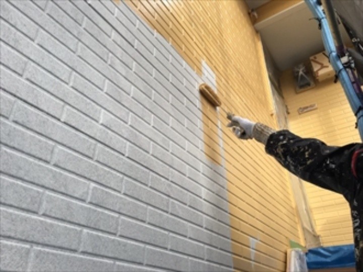 外壁塗装工事（中塗り）