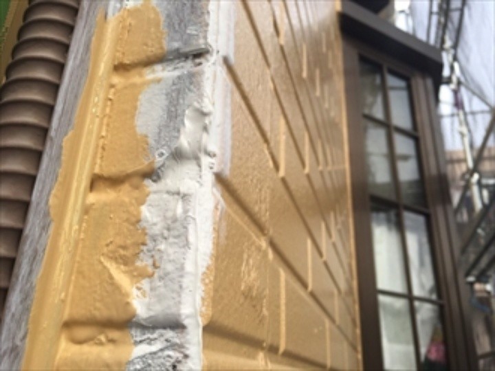 外壁のコーナーにシーリング処理