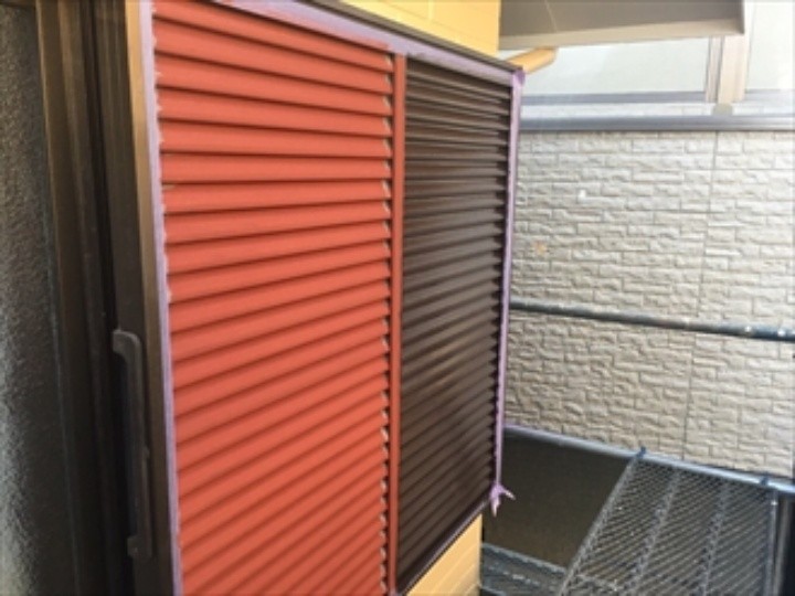 雨戸（付帯部）の上塗りにファインウレタンU100を使用する作業工程