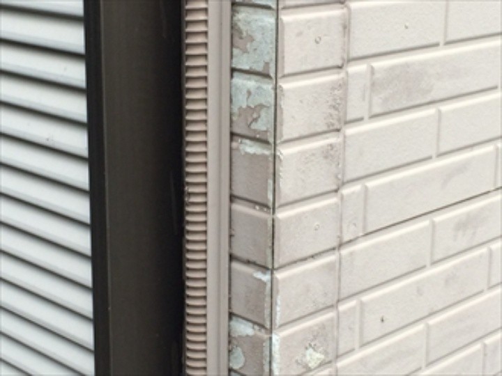 サイディングのコーナー部分が劣化した状況