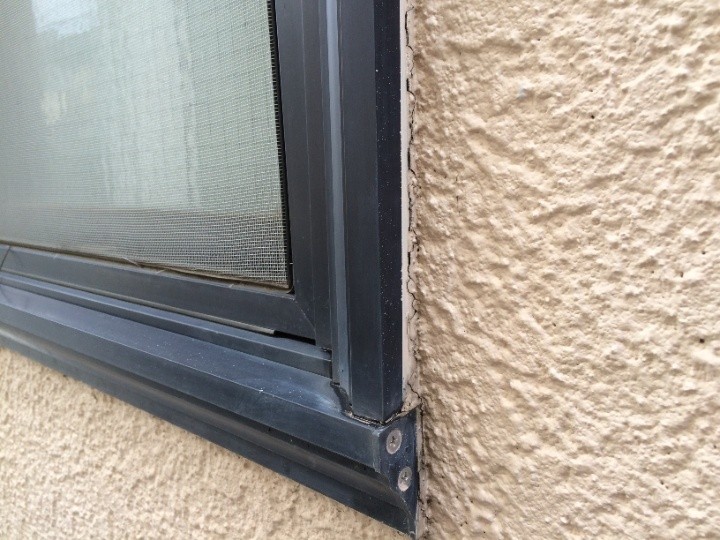 外壁材とサッシの取り合い部分に隙間が発生