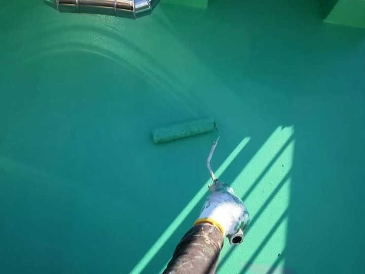 屋上の床に保護コートを塗布（上塗り）