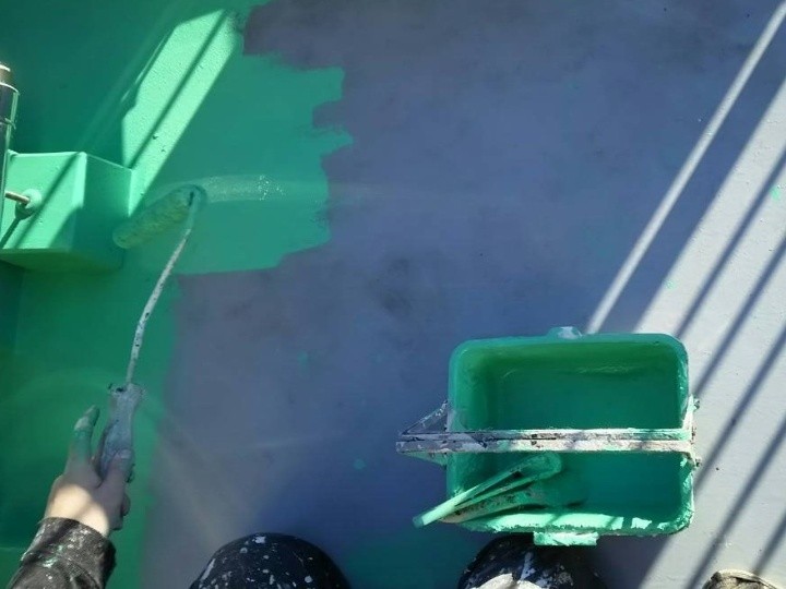 屋上の床に保護コートを塗布（中塗り）