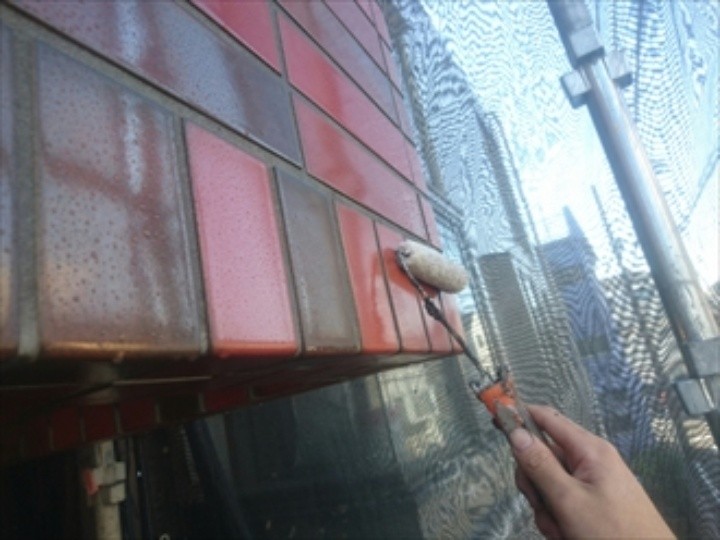 タイル専用のクリア塗料を塗布