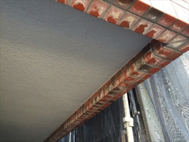 玄関周辺のタイル壁に水垢がこびりついた状態