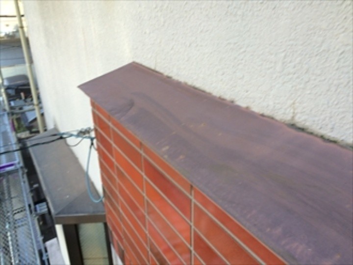 霧除けの板金は色あせが進みチョーキングが発生