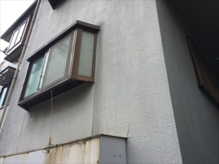 外壁全体に汚れが目立ちくすんだ印象