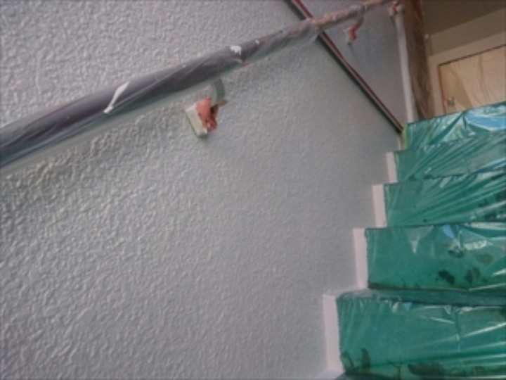 モルタル壁の塗装（中塗り）