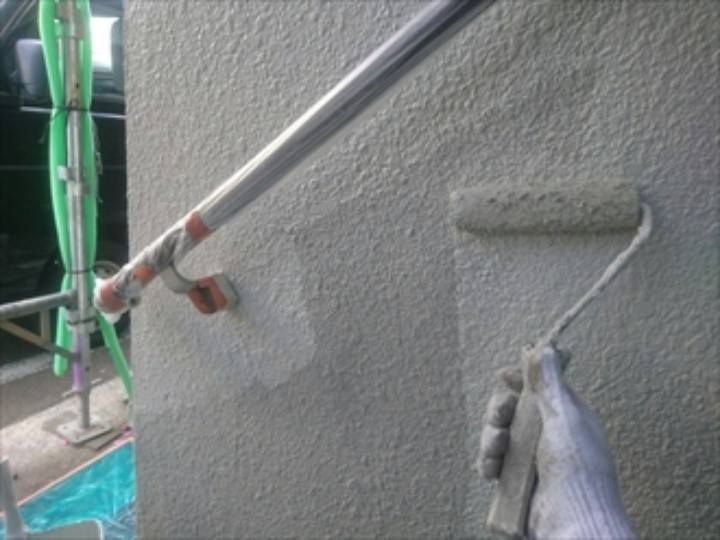 モルタル壁の中塗り作業