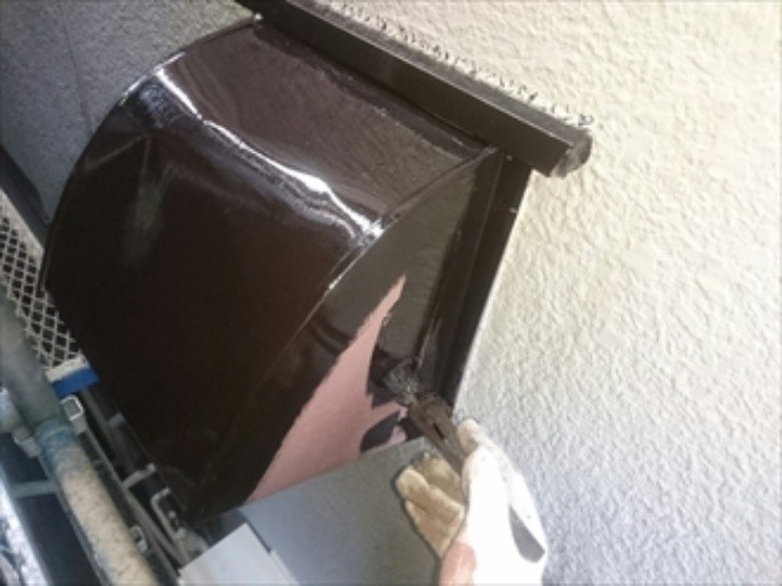 フードの塗装作業（下塗り）