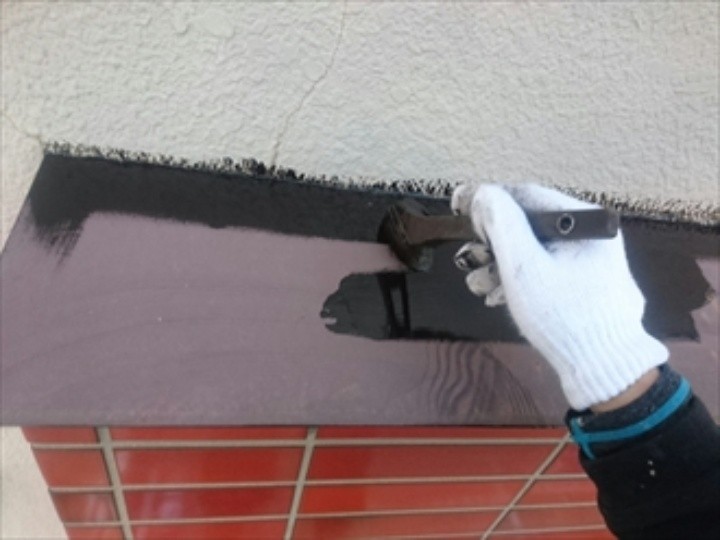 付帯部の塗装作業（下塗り）