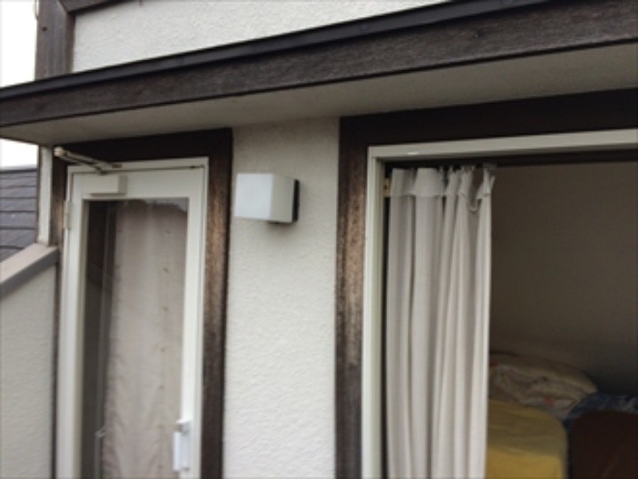 3階のベランダは塗膜の剥がれが目立つ状態