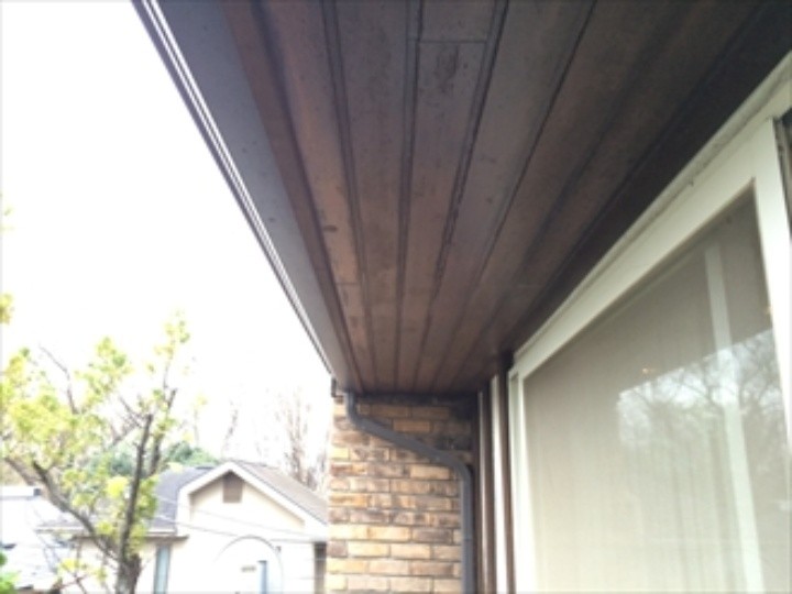 軒天は色褪せが目立ち腐食し始めている状態