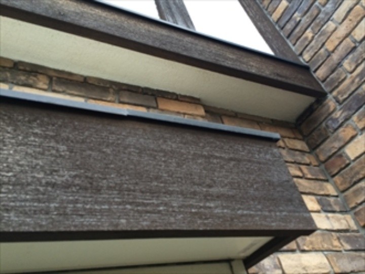 庇（ひさし）や幕板は表面が劣化