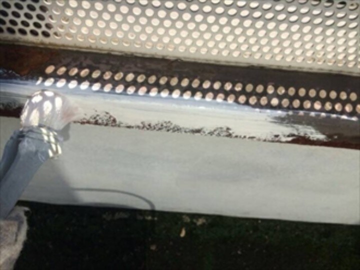 鉄部の塗装工事（錆止めを塗布）