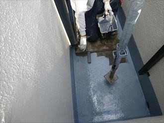 鉄部に塗装作業する工程