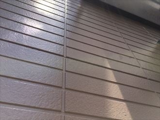外壁の「上塗り」作業後の状態