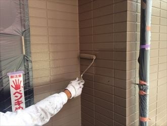 外壁の「上塗り」作業