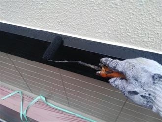 鉄部に塗装作業する風景