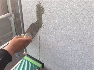 モルタル外壁のクラック補修作業の風景