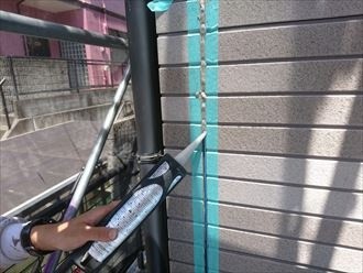 外壁のシーリング充填作業