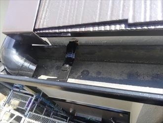 雨樋金具を塗装する作業風景