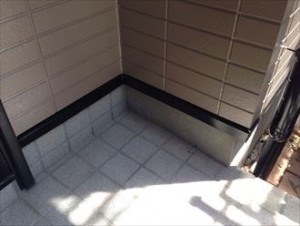 鉄部に錆止めを塗装する作業風景