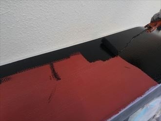 付帯部の塗装工事する作業風景