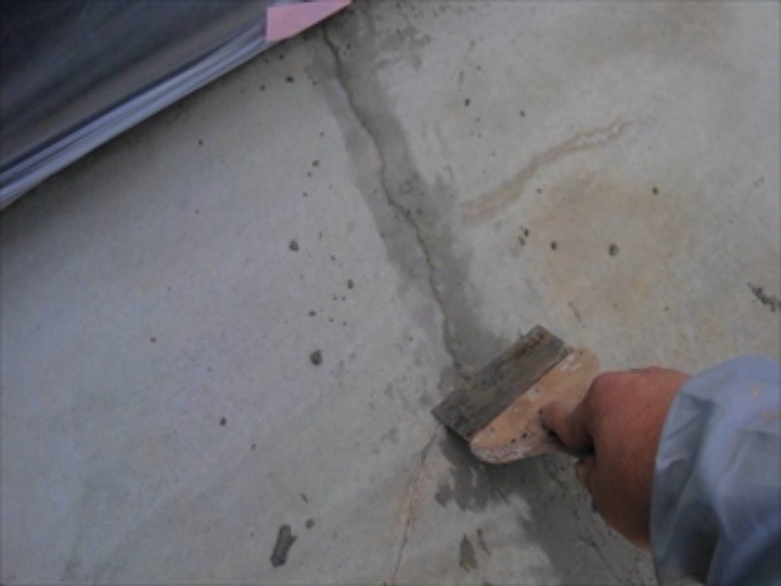 バルコニーの床の亀裂はモルタル補修材で対応