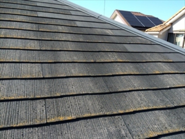 屋根のスレートの色褪せ