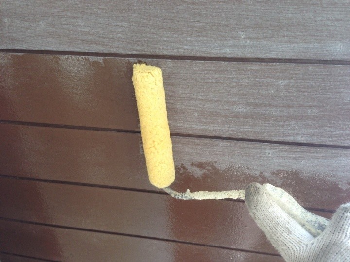 軒天の下塗りに「IP含浸シーラー」を塗布