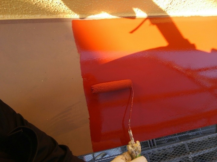 付帯部に塗装作業する風景