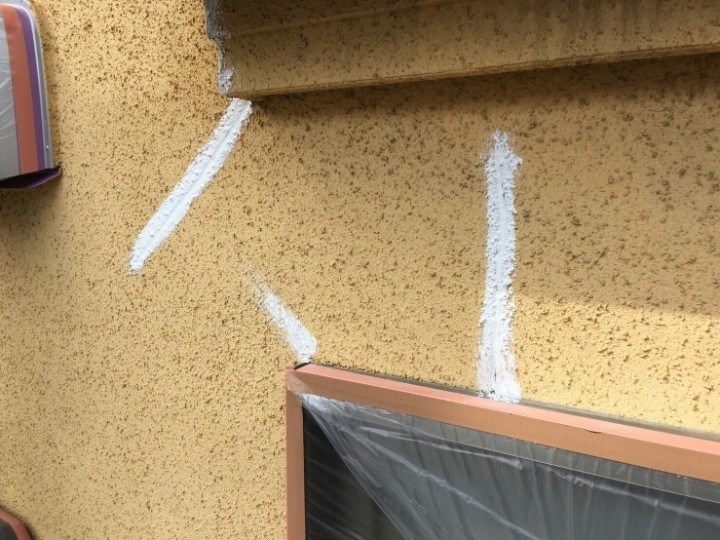 亀裂にコーキング処理した後