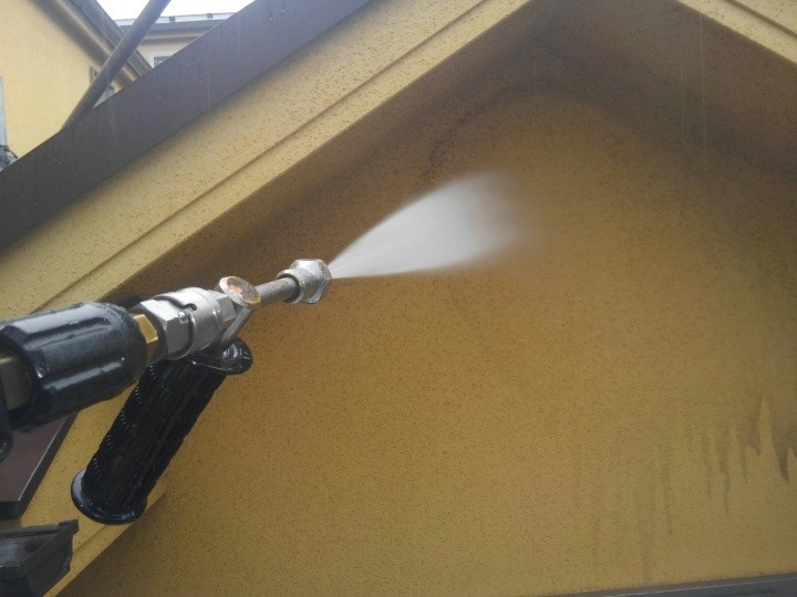 高圧洗浄する作業風景