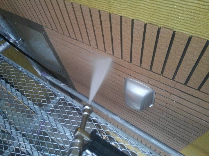 タイルに高圧洗浄