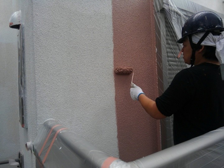 外壁の「中塗り」作業
