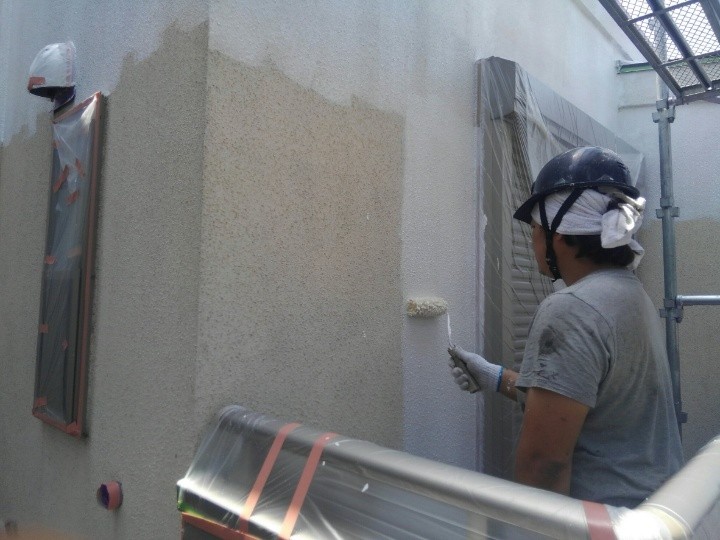 外壁の「下塗り」作業