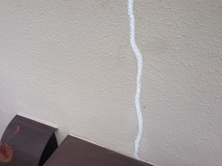 モルタル外壁のクラックの補修作業