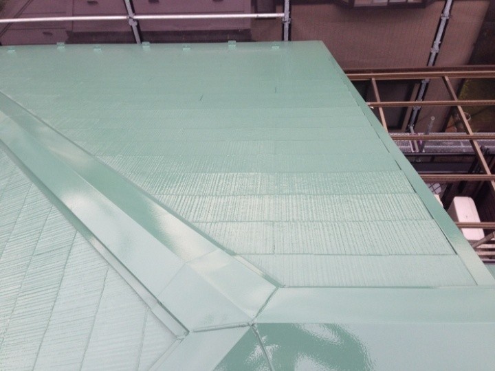 屋根の上塗り作業