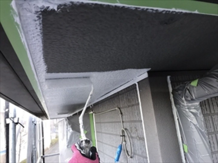 下塗りにはハイポンファインプライマーⅡを使用