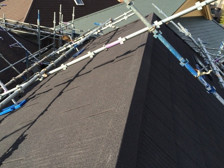 化粧スレート屋根にエコグラーニを用いた屋根カバー工事を施工したお住まい