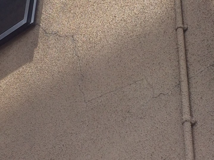 外壁に亀裂が発生している状態