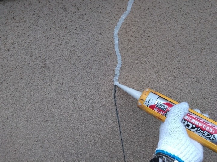 亀裂にコーキング材を充填