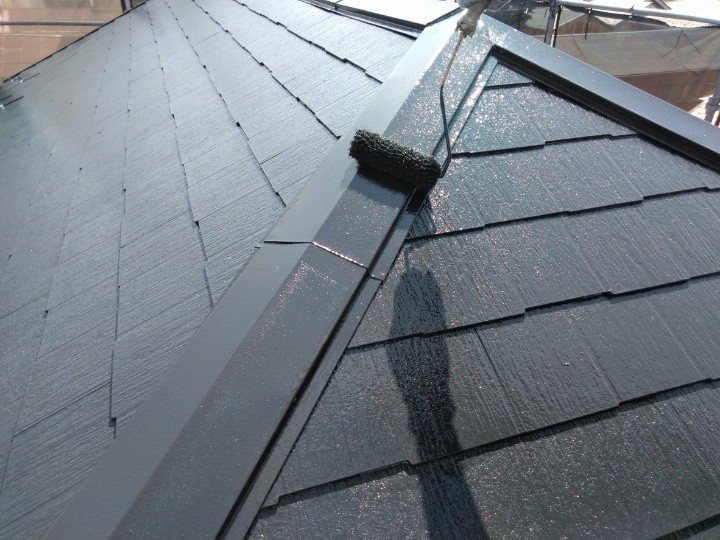 化粧スレート屋根に日本ペイントのサーモアイ4Fを上塗り材として使用